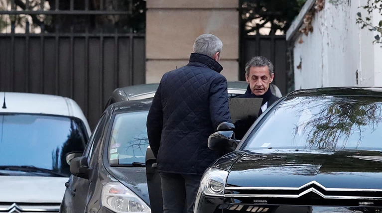 Oι πρώτες φωτο του Σαρκοζί πριν πάει στον ανακριτή