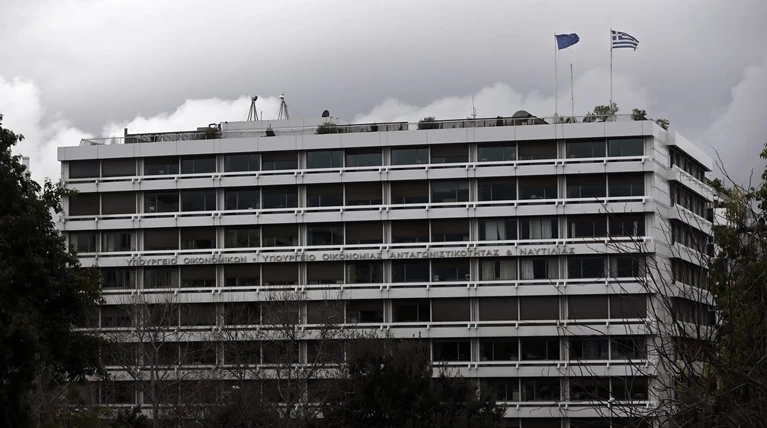 Το «τσουνάμι» των κατασχέσεων και τα νέα «φέσια» στην εφορία