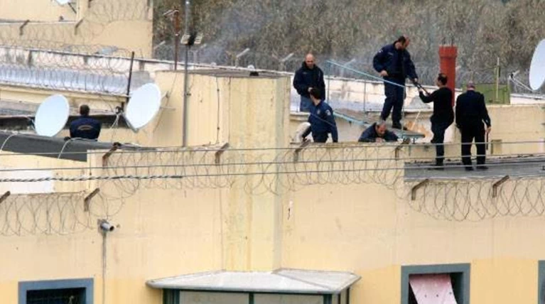 Ελληνας κρατούμενος με μαχαίρι κράτησε όμηρο αρχιφύλακα