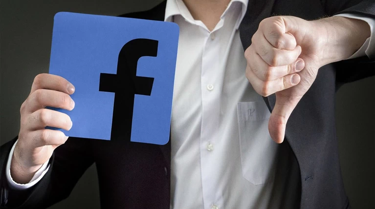 Το Facebook χάνει την εμπιστοσύνη των χρηστών, σύμφωνα με δύο δημοσκοπήσεις
