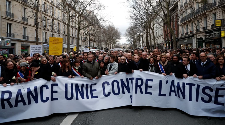 Μεγάλη "λευκή πορεία" κατά του αντισημιτισμού στο Παρίσι