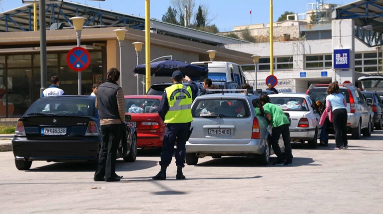 Από διαμάντια και όπλα μέχρι κροκόδειλους κατάσχεσαν τα τελωνεία το 2017