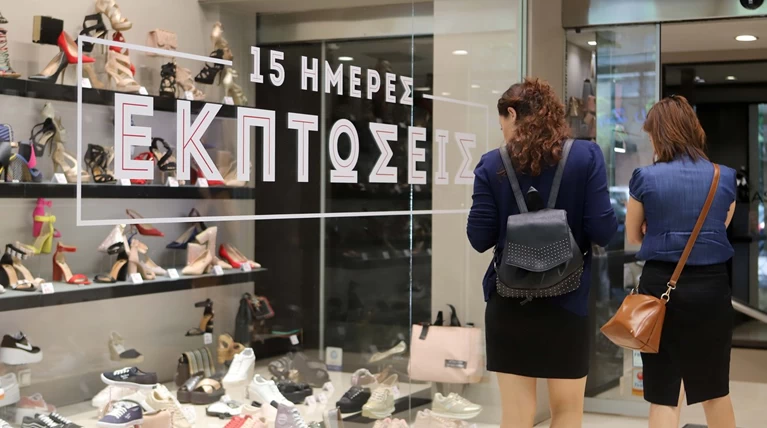 Ανοικτά την Κυριακή τα καταστήματα λόγω των ενδιάμεσεων εκπτώσεων