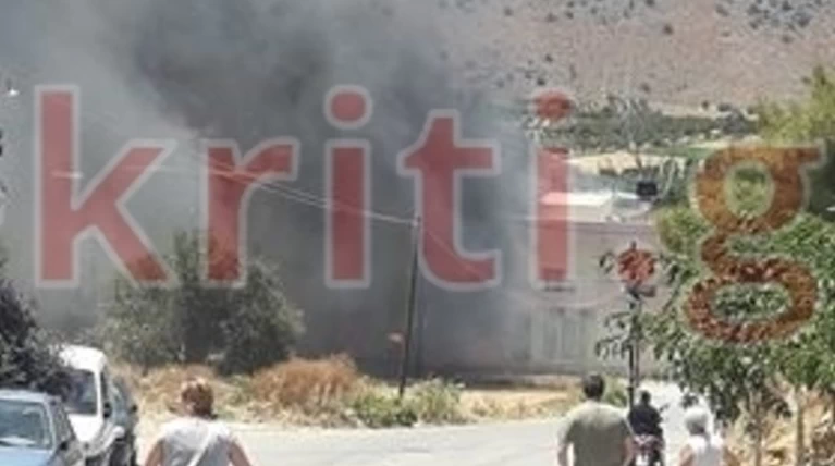 Φωτιά πολύ κοντά σε σπίτια στο Ηράκλειο-Ισχυρές δυνάμεις στο σημείο Εικόνες