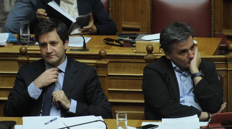 Μεσοπρόθεσμο: Τα δυσθεώρητα πλεονάσματα και οι "γκρίζες" ζώνες