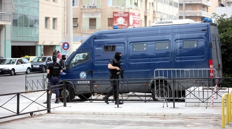Εκαναν απεντόμωση στο σπίτι και βρήκαν... βαρύ οπλισμό