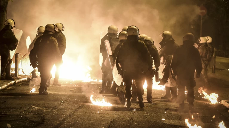 Νέα σημεία αντιπαράθεσης ΜΑΤ και κουκουλοφόρων στην Αθήνα;