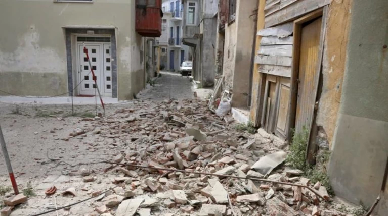 Ενα χρόνο μετά οι σεισμοπαθείς της Βρίσας περιμένουν το κράτος