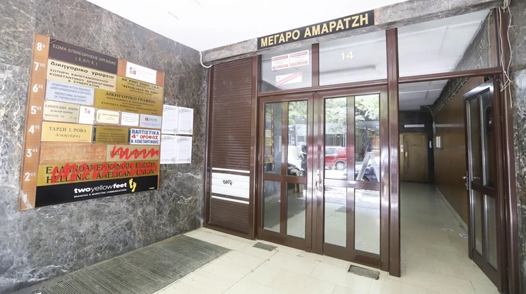 Εισβολή με φθορές και τρικάκια στην Ελληνοαμερικανική Ενωση