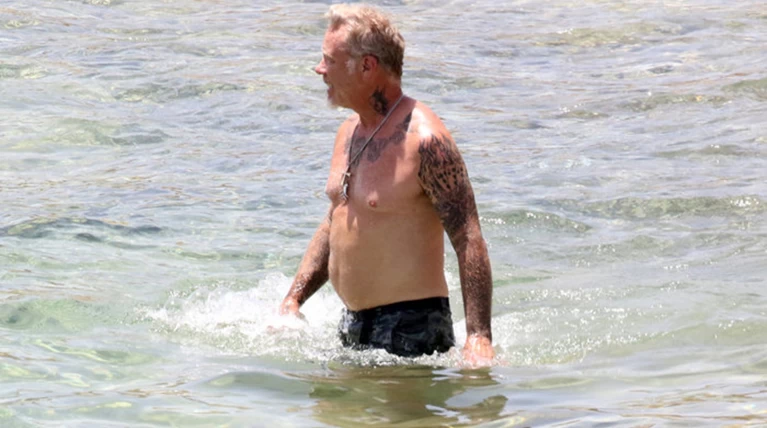 Ο Τζέιμς Χέτφιλντ των Metallica δροσίζεται στη Μύκονο με τα παιδιά του