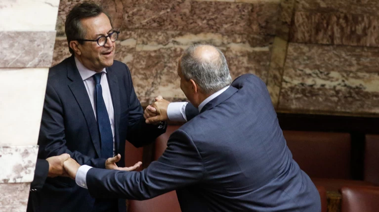 Ο Καραμανλής πηδάει τα έδρανα στη Βουλή με τη βοήθεια του Νικολόπουλου