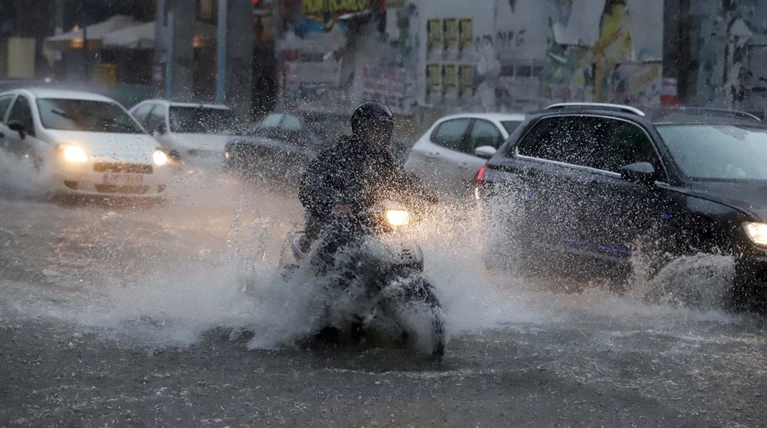 Ισχυρή βροχόπτωση με χαλάζι πλήττει τη Θεσσαλονίκη ΕΙΚΟΝΕΣ