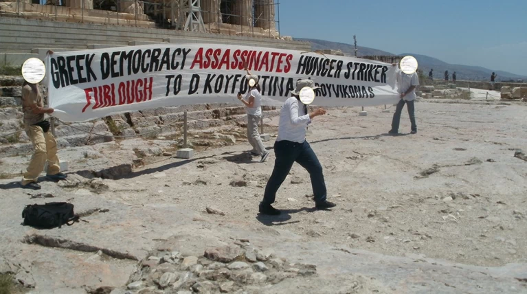 Βίντεο από την «επίσκεψη» του Ρουβίκωνα στον Παρθενώνα για τον Δ.Κουφοντίνα