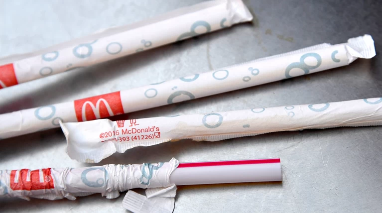 Τα McDonald’s καταργούν τα πλαστικά καλαμάκια