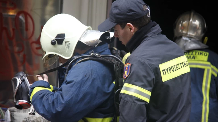 Σε εξέλιξη φωτιά σε εγκαταλελειμμένο κτίριο, στο κέντρο της Αθήνας