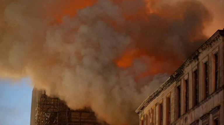 Γλασκώβη: Πυρκαγιά στο αρχιτεκτονικό της διαμάντι, τη Σχολή Καλών Τεχνών