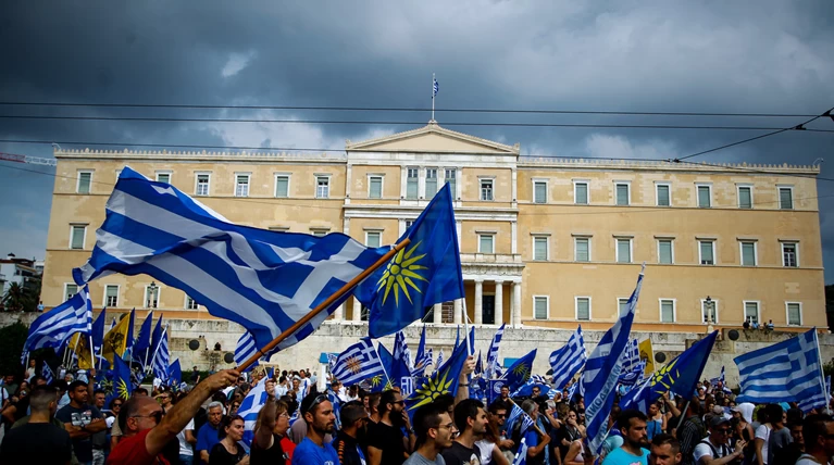 Σε εξέλιξη το συλλαλητήριο για τη Μακεδονία στο Σύνταγμα