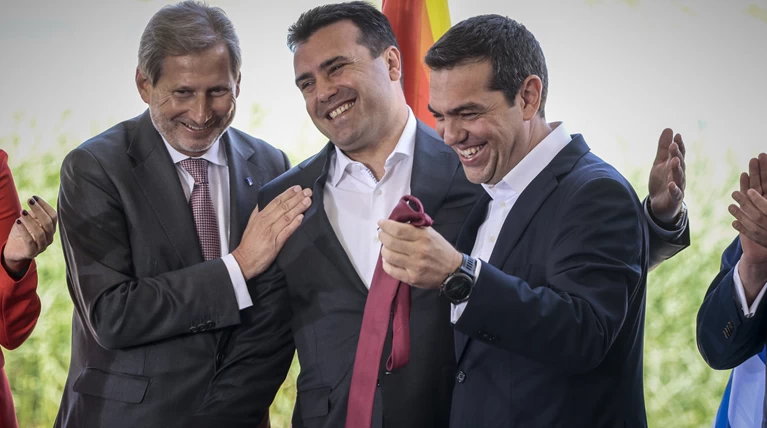 'Έβγαλε τη γραβάτα του ο Ζάεφ και την έδωσε στον Τσίπρα