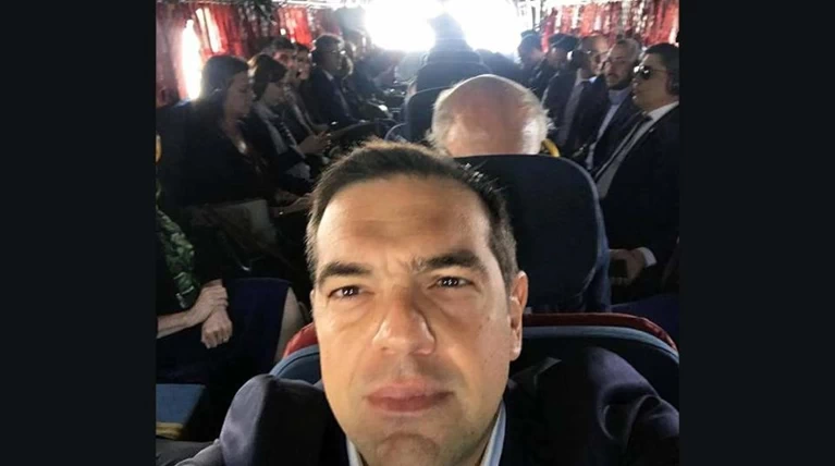 H σέλφι Τσίπρα μέσα από το ελικόπτερο προς τις Πρέσπες