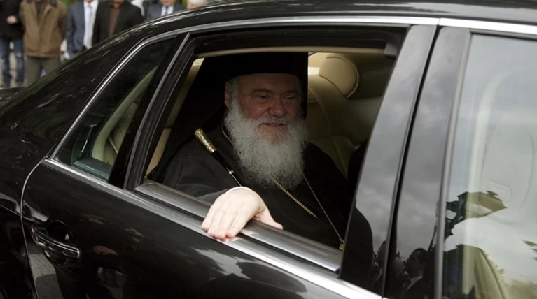Αρχιεπισκοπή: Ψεύδη τα περί επίθεσης στο όχημα Ιερώνυμου στο Σύνταγμα