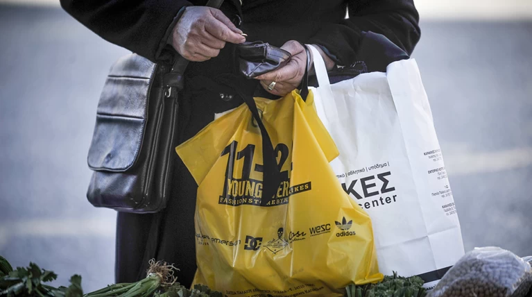 Στα 6 εκατ. το τέλος της πλαστικής σακούλας-Λιγοστεύουν όσοι την προτιμούν