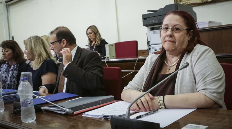 Ένταση με την Παπασπύρου στη Βουλή για τα σκάνδαλα