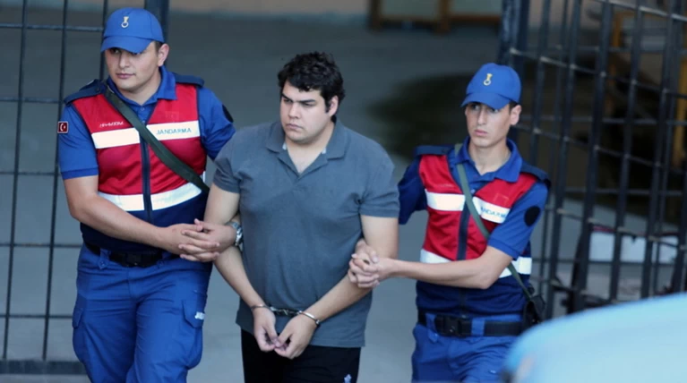 Το βίντεο από τη μεταγωγή των δύο Ελλήνων στρατιωτικών στην Ανδριανούπολη