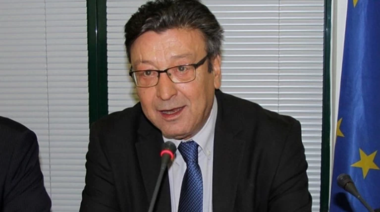 Πέθανε ο καθηγητής Βασίλης Καρύδης