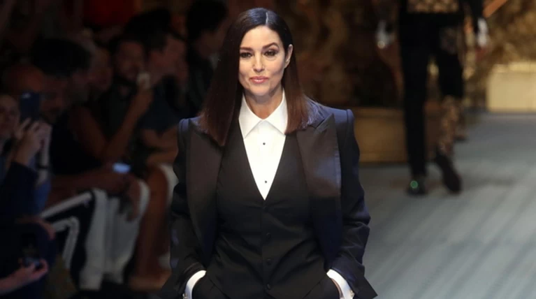 Τότε & τώρα: Η Μπελούτσι με ανδρόγυνο look στην πασαρέλα 26 χρόνια μετά
