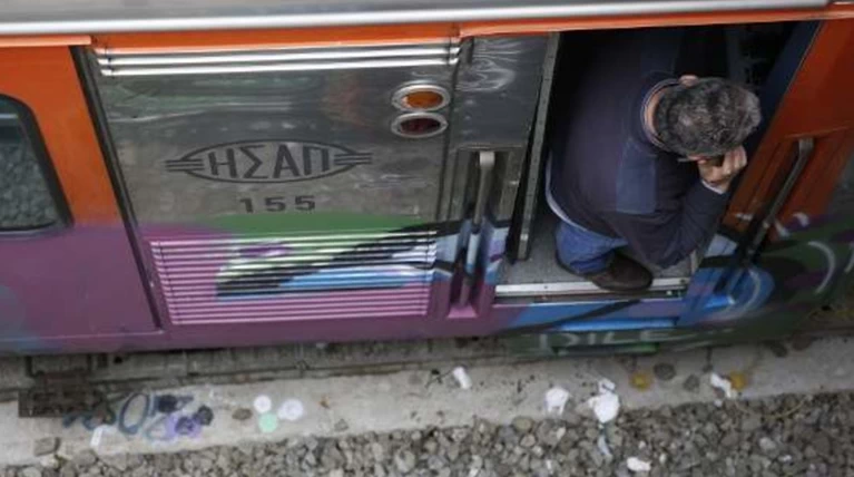 «Βούτηξε» από γέφυρα του ΗΣΑΠ - Παρασύρθηκε από αμαξοστοιχία