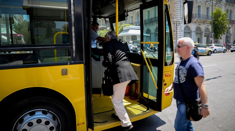Επιβίβαση σε λεωφορεία και τρόλεϊ μόνο από την μπροστινή πόρτα