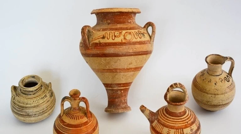 Σκελετοί και αγγεία στην ανασκαφή της Λάρνακας