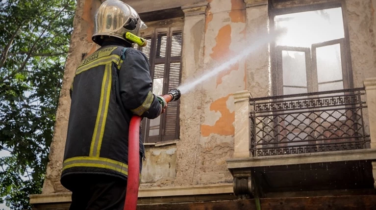Απεγκλωβίστηκαν επτά άτομα από φλεγόμενο ακατοίκητο κτίριο στην Αθήνα