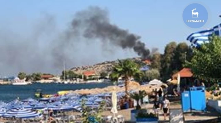 Φωτιά κοντά σε παραλία στο Φαληράκι στη Ρόδο
