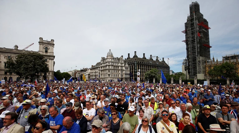 DW: Μέτωπο μεγάλων εταιρειών κατά του σκληρού Brexit