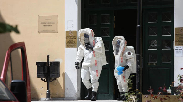 Καλώδια, πλακέτα και αφίσα για τη Μακεδονία στην Ευελπίδων