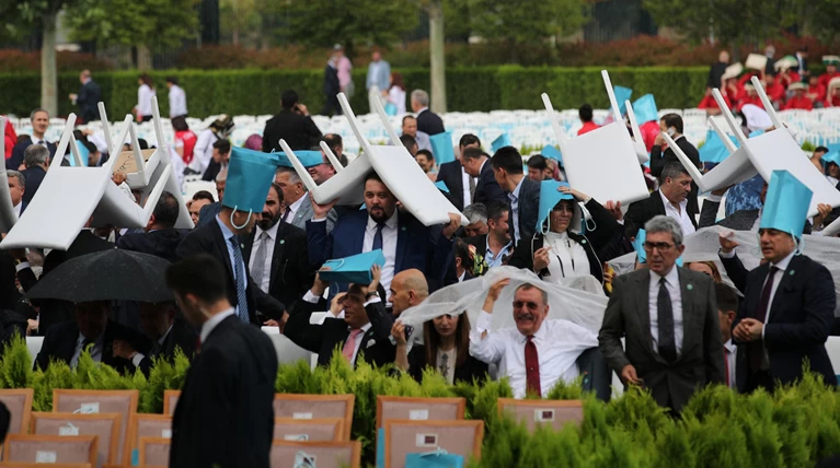 Μουσαμάδες, σακούλες & καρέκλες αντί για ομπρέλες στην ορκωμοσία Ερντογάν