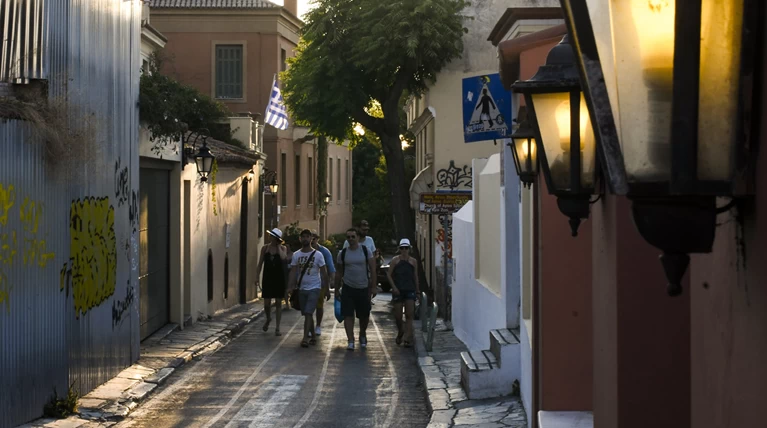 Περίπατος στην Πλάκα γεμάτος ιστορίες αγάπης
