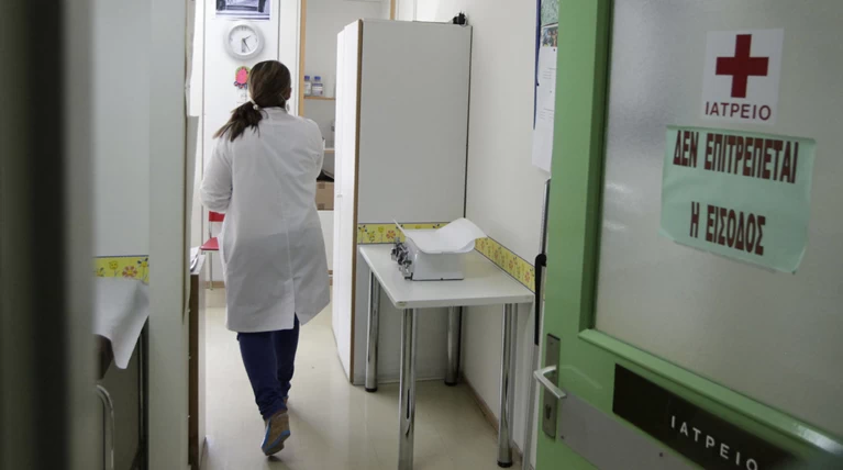 Συλλήψεις γυναικών αποκλειστικών νοσοκόμων χωρίς άδεια σε νοσοκομείο