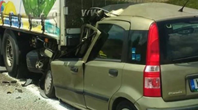 Αυτοκίνητο «καρφώθηκε» κάτω από νταλίκα: Θύμα νεαρή γυναίκα