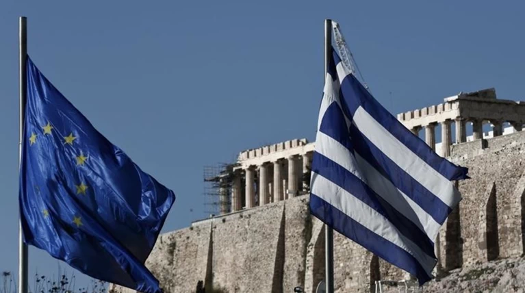 Bloomberg: Η Eλλάδα επιστρέφει στις αγορές ομολόγων