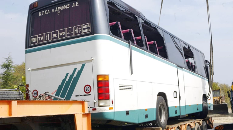 Aνατροπή λεωφορείου των ΚΤΕΛ στη Δράμα-14 τραυματίες
