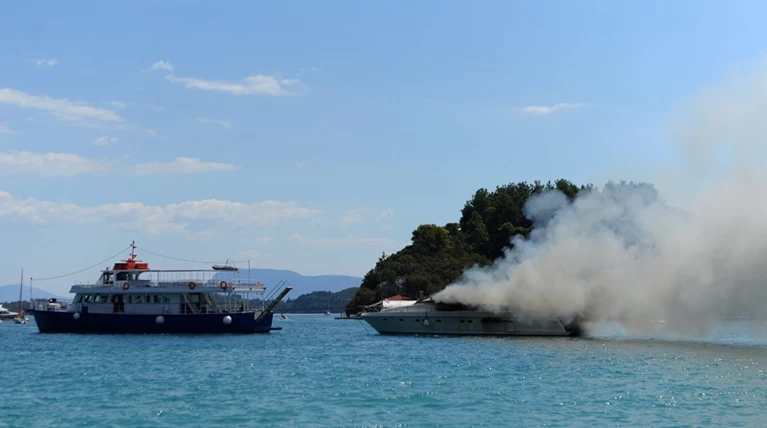 Βυθίστηκε ιστιοπλοϊκό μετά από φωτιά ενώ έπλεε στη θάλασσα της Ζακύνθου