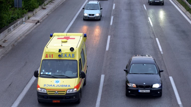 Γυναίκα καταπλακώθηκε από μαντρότοιχο, την ώρα που περπατούσε