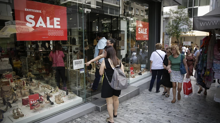 Ανοικτά σήμερα τα καταστήματα για τις θερινές εκπτώσεις