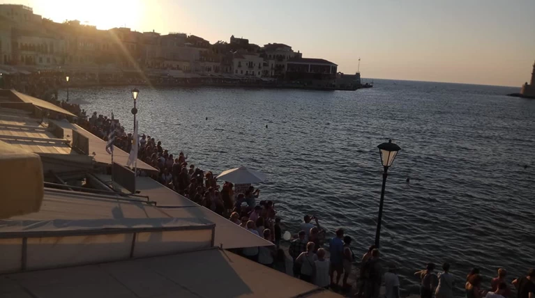 Τρελά πανηγύρια των Γάλλων στα Χανιά για το Μουντιάλ (φωτό & βίντεο)