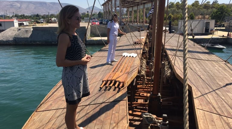 Ατύχημα για την Ευγενία Μανωλίδου: Επεσε από τριήρη στη θάλασσα