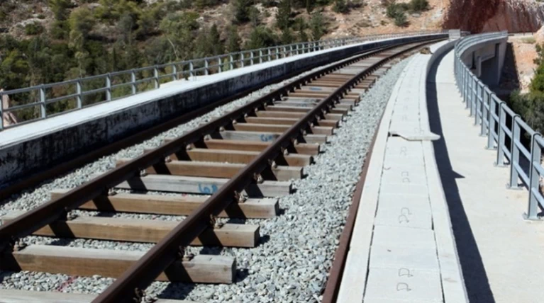 Παράσυρση πεζού από επιβατική αμαξοστοιχία στη Μενεμένη
