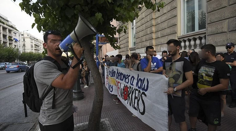 Συγκέντρωση στην πρεσβεία της Αυστρίας για το 12ωρο