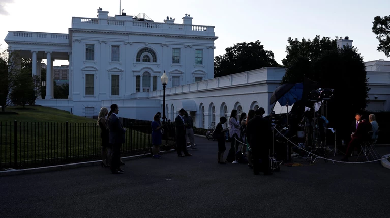 Politico: Χαμηλό ηθικό και άγχος στη Δυτική Πτέρυγα του Λευκού Οίκου